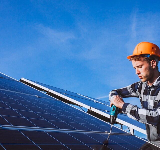 man-worker-firld-by-solar-panels_1303-15593